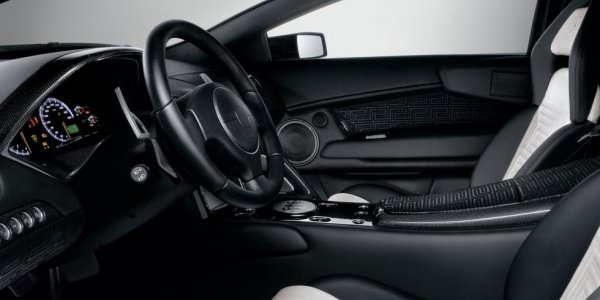 Приносът на модния бранд към този автомобил се изразява в логото на Версаче, извезано на облегалките, и в тапицерията на таблото от мека телешка кожа. Купувачите на специалната версия получаваха бонус и чифт ръкавици от същата кожа. 
