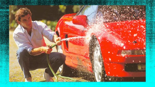 Първото поколение Honda NSX е една от най-великите суперколи от 90-те и 2000-те години. Това е прецизен автомобил със средно разположен двигател, задно задвижване, ръчна скоростна кутия и вечен дизайн. Един много известен шампион от Формула 1 е известен с това, че го е разработил и притежава. Всъщност, NSX на Айртон Сена беше пуснат в продажба миналата година за 500 000 паунда.
