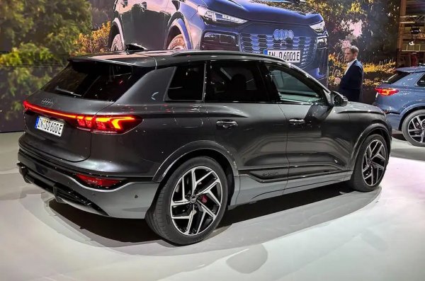 Захранването на електромоторите идва от литиево-йонна батерия с използваем капацитет от 94,9 кВтч (общо 100 кВтч), която се отличава с нова конструкция от 12 модула – една трета повече, отколкото в пакета на Q8 E-tron – и 180 призматични клетки, които сега са по-големи и имат по-малко кобалт.
Новият дизайн означава, че батерията е с 15% по-лека от предишната, но с 30% по-голяма енергийна плътност. 
