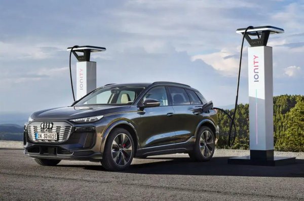 PPE платформата използва 800-волтова архитектура, подобно на Porsche Taycan и E-GMP платформата на Hyundai Motor Group, и това позволява ултрабързо зареждане. Собствениците на Q6 E-tron ще могат да зареждат колите си със скорости до 270kW, което позволява добавяне на пробег от 255 км за 10 минути.
При по-бавни зарядни устройства от 400 V при скорости до 135kW батерията се разделя на две банки, които могат да се зареждат паралелно, което според Audi оптимизира скоростта и ефективността на зареждане.
