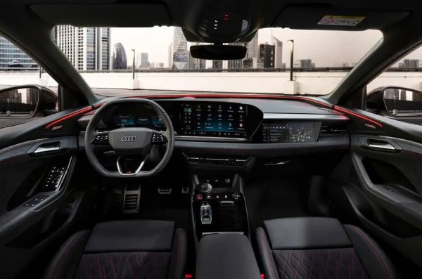 По-нататък към гамата ще се присъединят и два по-базови модела само с по един електромотор. Единият ще е със същата 100-киловатчасова батерия, за да предложи най-големия възможен автономен пробег. Другият ще е намалена до 83 кВтч батерия, но и с по-достъпна цена. 
