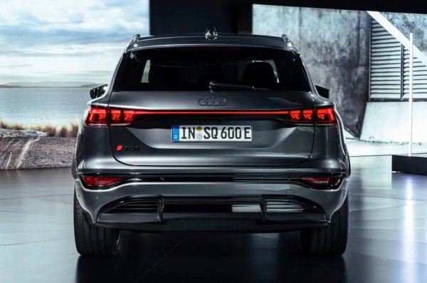 Задната част има светлинна лента през цялата ширина, както и нови OLED задни светлини, състоящи се от шест панела и 360 сегмента, които имат „активен цифров светлинен подпис“. Наличен е набор от зададени модели, включително дизайн, който фино променя модела на всеки 10 милисекунди, и може да подава информационни сигнали на другите участници в движението. Например, символ на предупредителен триъгълник ще се активира, когато се натиснат аварийните светлини, а също и когато водачът отваря вратата в същото време, когато сензорите засекат приближаващ велосипедист.
