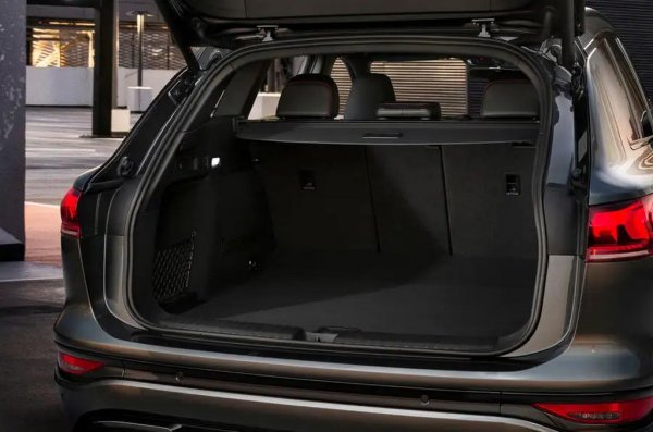 Q6 E-tron ще се предлага с пет места и има багажник от 526 литра, допълнен от 64-литров преден багажник. 
Кокпитът е много по-радикално преработен от екстериора. Арматурното табло сега е базирано на голяма извита „дигитална сцена“, с 11,9-инчов цифров инструментален дисплей и 14,5-инчов извит сензорен екран за информационната система. Има и отделен 10,9-инчов дисплей за пътника отпред, който разполага с технология, която предотвратява виждането на водача, докато колата се движи.
