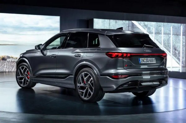 Q6 E-tron ще бъде първият електрически модел, произведен в главния завод на Audi в Инголщат. Батериите ще се правят в новата акумулаторна фабрика край Инголщад, с капацитет 1000 комплекта дневно. Самите електрическите двигатели ще се произвеждат в завода на Audi в Дьор, Унгария.
