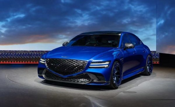 Genesis, премиум марката на Hyundai, представи новото си поделение за спортни модели Magma на салона в Ню Йорк, а сега показва и първия му проект, на базата на седана Electrified G80. Разликите спрямо обикновената кола са 21-цолови джанти, по-големи въздухозаборници, заден дифузьор и доста снижено окачване. Доста по-лъскав е и интериорът, с ръчно шита кожа, декорации от въглеродни влакна и огромни количества алкантара. 

