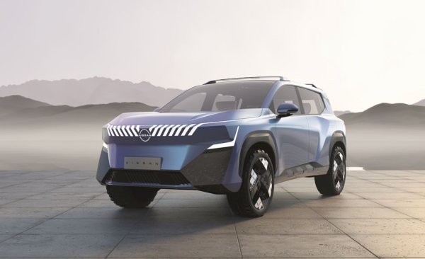 Освен седаните, Nissan показа и два прототипа за бъдещи SUV модели. И тук единият е плъг-ин хибрид (Еra), а другият - чисто електрически модел. Era ще има задвижване на четирите колела и активно пневматично окачване. Epic пък обещава възможност да отдава обратно електричество, като зарежда други коли или захранва къмпинг лагери или купони на открито. 
