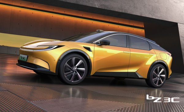Два нови електрически кросоувъра от Toyota, за които японците отново са разчитали на помощ от китайските си партньори. Детайлите засега са оскъдни. 
bZ3C има по-спортен вид с неговия скосен покрив, докато bZ3X е по-традиционен SUV, проектиран за повече вътрешно и товарно пространство. Предницата и на двата модела носи черти, познати ни от дизайна на съществуващи модели като новия Camry и Crown Signia. Интериорът е изчистен, с доста голо табло и голям екран върху него. 

