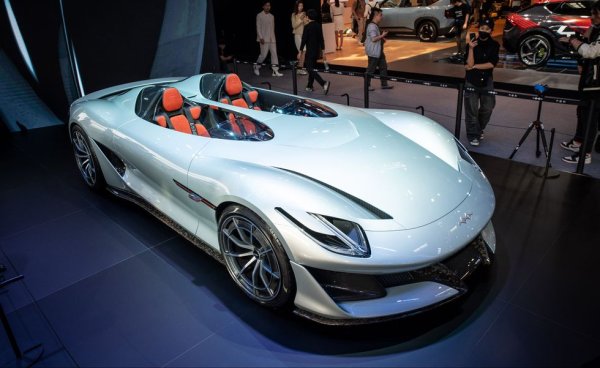 BYD стана най-големият производител на китайския пазар и може да си позволи да създава нови дъщерни марки. Точно такава е Fang Cheng Bao. Нейният първи модел, наречен Super 9, е спийдстър без покрив, който черпи вдъхновение от легенди като Mercedes SLR McLaren Stirling Moss и Aston Martin V12 Speedster. Дело е на същия дизайнер, който ни даде фантастично красивата Alfa Romeo 8C. В основата на конструкцията тук е монокок от въглероден композит, а задвижването ще е електрическо, но засега не знаем нищо повече. 
