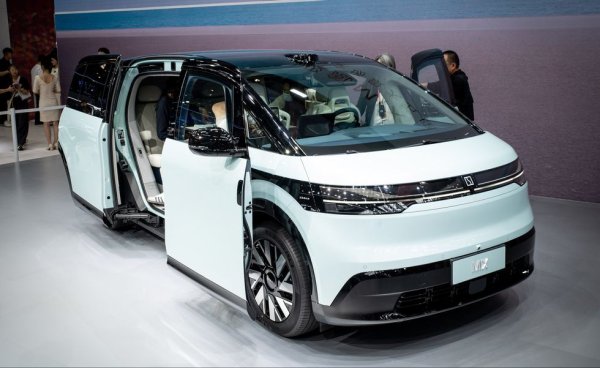 Zeekr е собственост на Geely и споделя доста компоненти и технологии с моделите на Volvo. Най-новият продукт на марката е този доста луксозен миниван, наречен Mix. Очаква се да бъде задвижван от един електромотор с мощност над 400 коня. Но най-важното тук ще са не конете, а изобилието от вътрешно пространство и много гъвкавите седалки. 
