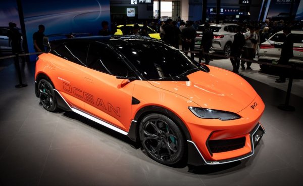 Кой казва, че концепцията на хот хеча е отмряла? Ето един съвсем актуален, разработен от BYD и очакващ пазарния си дебют след броени месеци. Ocean M е получил много агресивен бодикит, внушително антикрило и колосални спирачки. Под него е нова платформа със задно монтиран електромотор, но за останалите детайли и данни за ускорение и максимална скорост ще трябва да почакаме още малко. 
