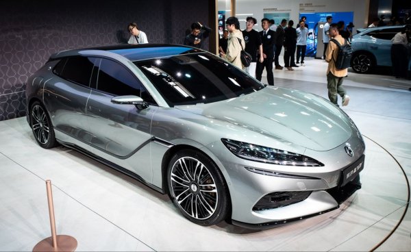 Denza е поредната дъщерна марка на BYD, в която 10-процентов дял държи и Mercedes-Benz. Най-новият й модел, наречен Z9 GT, съвсем очевидно се цели в клиентите на автомобили като Porsche Panamera. Ще дебютира на китайския пазар още тази година с три електромотора, над 1000 коня мощност и ускорение от 0 до 100 км/ч, отнемащо по-малко от 3 секунди. 
