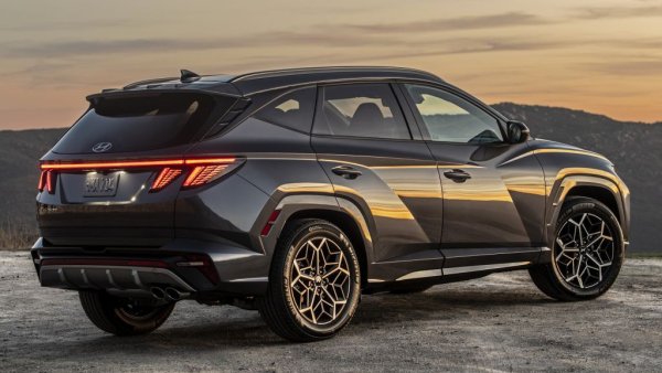 С необичаен дизайн и конкурентни цени, новата генерация на Tucson се радва на растящ интерес в Европа, улеснен и от факта, че корейците са по-добре от конкурентите си по отношение доставките на чипове. Резултатът на Tucson за първите четири месеца на 2022 е с над 3,000 автомобила по-висок, отколкото през 2021 - макар че през април темпото започва да спада. 
