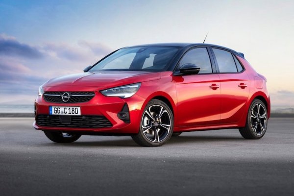 Най-популярният модел на Opel не е изключение от общата тенденция - почти 21,000 регистрирани коли по-малко през първите четири месеца на тази година, отколкото през 2021. В рамките на април новите регистрации са 11,998. 
