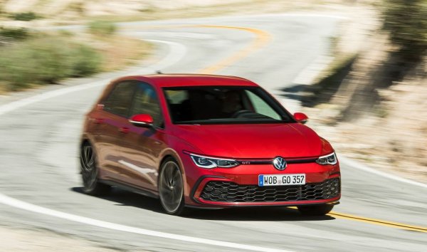 Само четири пъти през последните четири десетилетия Golf не е завършвал годината като най-продаван автомобил на Стария континент. Но ако кризата за чипове във Волфсбург не се разреши скоро, 2022 може да остане в историята като петия такъв случай. Резултатът за четирите месеца е с 20,000 автомобила по-нисък от този през 2021, който пък бе най-слабият за модела от началото на 80-те години. 
