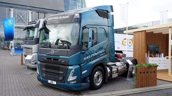 Универсален камион, произвеждан от Volvo Trucks вече 27 години. Актуалното поколение дава избор между електрическо, газово и дизелово задвижване. В България, естествено, доминира дизелът - 6-цилиндров агрегат с обем 10.8 или 12.8 литра, и с мощност между 330 и 500 конски сили. 
Вариантът на газ има 12.8-литров двигател и от 420 до 500 коня мощност. Електрическата версия може да разполага с до 666 коня, и с до 300 км пробег с едно зареждане на колосалната (540 кВтч) батерия. 
