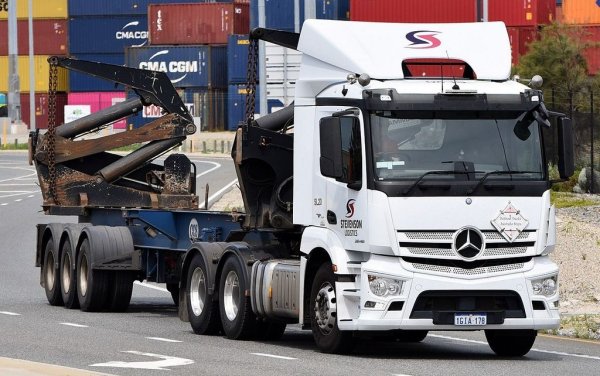 Actros е вече близо до четвъртото си десетилетие на пазара, и в петото си поколение. 
12.8-литровият OM471 дизелов двигател дава между 310 и 390 киловата мощност в последното си поколение. При 10.7-литровия мотор мощността е между 240 и 335 киловата. 
Има и електрическа версия с три различни размера на батерията, като най-голямата, при LongHaul, е над 600 киловатчаса. 
