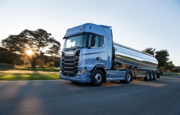 Шведската компания, която е част от Traton - поделението за товарни автомобили на Volkswagen Group - предлага своята S-серия с фокус върху превозите на далечно разстояние, и с максимален комфорт в кабината, в която може да има две пълноценни легла в зависимост от спецификацията. Мощността варира между 370 и 770 конски сили. 
