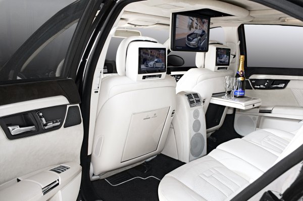 Луксозният салон на CK65 RS Blanchimont  е изпълнен с високо технологично оборудване доставено от фирмите Alpine и Focal. То включва седем 15-инчови LCD монитори, висококачествена аудиосистема със съраунд озвучените, безжичен интернет и др.