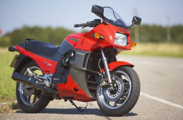 Марката Kawasaki е отлично позната в мотоциклетния свят, а Ninja е един от първите й високоскоростни спортни модели. Произвежданото до 2003 година поколение предлагало впечатляващ спортен дизайн, с иновативна за времето си аеродинамика, но не само това позволило постигането на максимална скорост от 255 км/ч: перфектно конструираният 16-клапанов двигател с водно охлаждане бил основният "виновник" за уникалната динамика, а в допълнение, мотоциклетът получил славата на един от най-качествено изработените и най-издръжливите в света за времето си.