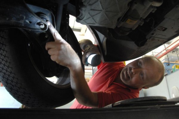 Най-желаните автомобили на планетата са заслужили своя статус, защото са бързи и забавни за каране. Именно заради това те най-вероятно са имали нелек живот, изпълнен с агресивна и натоварваща експлоатация, която в някой случаи е довела до повреди. Няколко драскотини и козметични забележки винаги са добър сигнал, че пред вас е паркиран честен автомобил. Но все пак той трябва да бъде прегледан от механик, който да провери структурната цялост и различните възли по колата.
Купувайте с главата си и винаги инспектирайте внимателно всяка забележка, като се запознаете колко евентуално ще струва отстраняването й. Ако ремонтът ще заличи или надхвърли печалбата ви, оттеглете се. А и винаги гледайте с допълнителна доза недоверие към перфектно изглеждащите автомобили. Особено ако са на достъпна цена.
