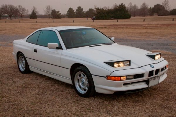 Разликата между часовник за 200 евро и такъв за 2000 евро, е в качеството на изработката. Същото е и при калсическите автомобили, което е и основната причина да стоите настрана от по-сложните автомобили на пазара. Колкото повече системи има една стара кола, толкова повече неща за объркване има.
Един повреден превключвател на електрическия люк е достатъчен за бъдещия купувач да се откаже от колата, а понякога такива дреболии са доста скъпи. Още по-сложна е ситуацията с коли като първата BMW 8-Series, които понякога се продават на много ниски цени и действат изкушаващо на търсещите бърза печалба. Точно от тези коли обаче човек трябва да се пази много, защото специално в случая на баварската машина говорим за V12 двигател с куп електроника и сложни системи. Един изгорял електронен блок е достатъчен, за да ви върне много назад. Стойте надалеч от такива коли, освен ако не сте сигурно, че всичко е наред.
