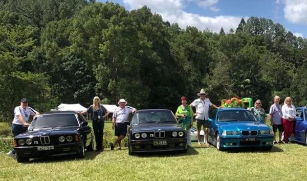 Клубовете на отделните марки са изключително полезни, тъй като членовете им знаят всичко, което ви интересува за съответния модел. Използвайте такива контакти, за да натрупате информация, която впоследствие ще ви е от изключителна полза. Мислете в бъдеще време и разпитайте тук там, преди да купите даден автомобил. Така ще знаете какво да очаквате от него предварително.
Освен това в тези клубове ще получите контакт до специализирани сервизи и механици, разбиращи от определена марка. Пък и на такива места понякога най-лесно се продава, тъй като хората там търсят само модели на определена марка, а понякога и само един модел. Бъдете приятели с клубовете и ги използвайте във ваша полза.
