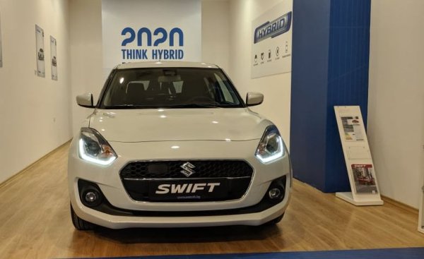 Японският производител бе принуден да хибридизира цялата си гама, за да покрие новите еко стандарти на ЕС. Това повиши цената на Swift с около 7000 лева за последните три години, и логично посви продажбите. 

