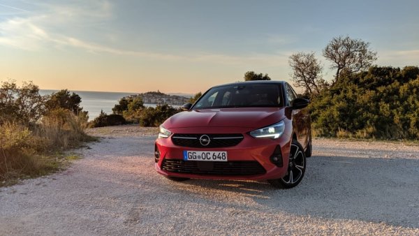 Дълго време Corsa бе сред най-популярните модели в България и при новите, и при употребяваните автомобили. Сериозното вдигане на ценовата летва при последното поколение обаче отблъсна част от традиционните клиенти. 
