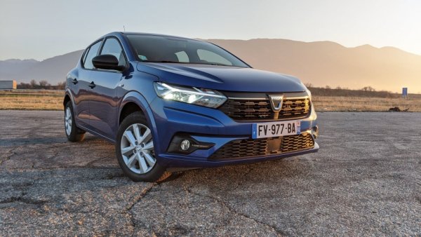 След като смени поколенията и се качи върху най-актуалната платформа на Renault-Nissan, румънският хечбек спечели нови фенове. И при него цената е вече твърдо над 20 000 лева, но въпреки това Sandero си остава най-евтиният нов автомобил в България. 
