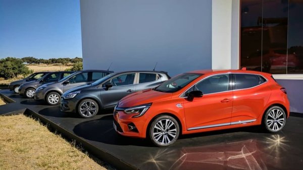 Традиционно популярното у нас Clio е петият най-продаван нов автомобил в страната през 2021 година, и уверен лидер в своя сегмент. Регистрациите включват и 28 бройки от хибридната версия E-Tech. 
