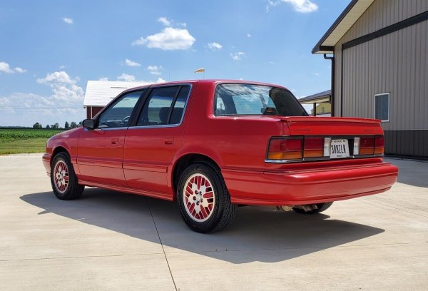 Благодарение на този двигател Spirit R/T ускорява до 97 км/ч само за 5,8 секунди - по-бързо от Ford Taurus SHO и всеки друг американски сериен седан по онова време. Външно R/T може да се различи от обикновения Spirit само по двуцветни 15-цолови джанти.