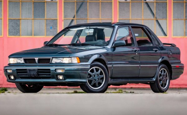 Преди появата на легендарния Lancer Evolution, именно Galant VR-4 беше флагманът на спортната гама на Mitsubishi. Този модел е създаден за хомологация в Световния рали шампионат и е оборудван с постоянно задвижване на четирите колела, както и с модернизирано окачване.