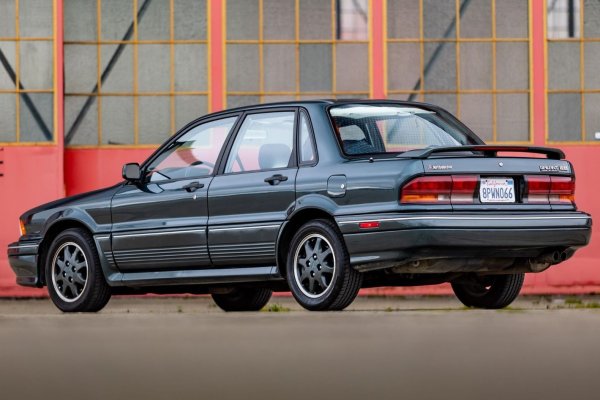 Под капака е поставен 2,0-литров DOHC турбо двигател с мощност от 202 до 237 к.с. (в зависимост от годината и пазара). Външно VR-4 почти не се различава от обичайния Galant, но всъщност беше истински рали-автомобил за обществени пътища.