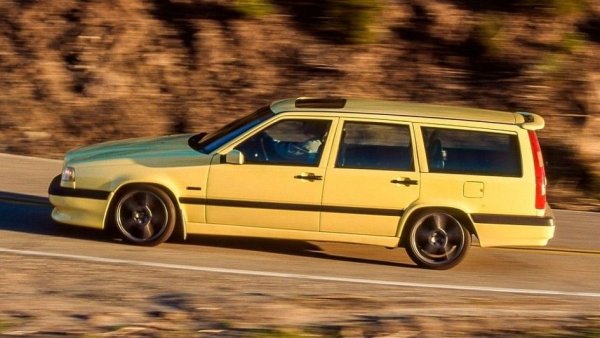 Външно T-5R се различава само с леко понижено окачване и спретнати спортни брони, но ускорението до 97 км/ч отнемаше само 5,8-6,0 секунди. За семейно комби резултатът е впечатляващ дори по съвременните стандарти.