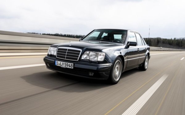 В началото на 90-те години Mercedes се обърна към Porsche за помощ при създаването на наистина бърза версия на W124. Резултатът е 500E, който е сглобен във фабриката на Porsche и е оборудван с 5,0-литров атмосферен V8 с мощност 322 к.с. 
