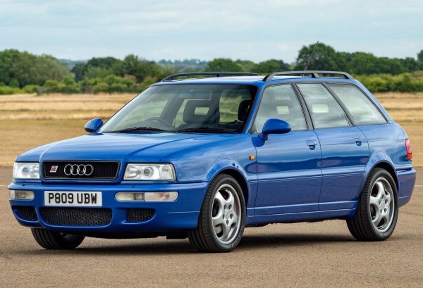 Първото комби на Audi с индекс RS е създадено в сътрудничество с Porsche. Външно RS2 се различаваше само по колелата на Porsche и леко модифицирани брони, но под капака имаше 2,2-литров петцилиндров двигател с турбокомпресор с мощност 311 к.с. (разработен от Porsche), задвижване на четирите колела, спирачки Brembo от Porsche 911 и модифицирано окачване. 