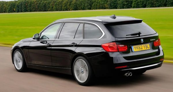 Кабината на BMW 3 Series Touring  е безупречно проектирана. Всички прибори за управление са разположени логично и позицията на водача е отлична. Не само е приятно и лесно да се настаните зад волана, но управлението на инфоразвлекателната система iDrive е много интуитивно.
Въпреки че предните седалки са удобни, пространството на задните  не е толкова добро като в A4. Докато двама души могат да се настанят удобно, трeтият ще се поизмъчи. Капацитетът на багажника е нормален - 495 литра, разширявайки се до доста впечатляващите 1500 литра.