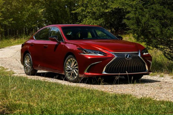 Ако не се нуждаете или не харесвате по-високия клиренс на Toyota Crown, тогава ще ви допадне Lexus ES. По същество това е Toyota Camry, омъжена за богаташ, така че е едновременно абсурдно удобен и също толкова надежден модел. По-ниските шофьори също би трябвало лесно да намират добра позиция за сядане.
