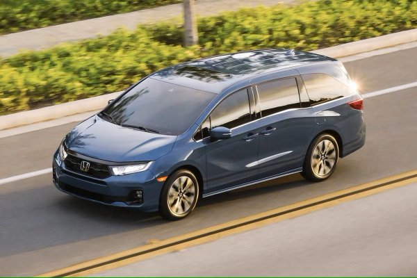 Повечето хора с голямо семейство си купуват големи автомобили. Ако си мислите, че не може да си намерите миниван, който да е удобен за нисък шофьор, грешите. Honda Odyssey отговаря на това, което е страхотно, въпреки че се отърва от вградената прахосмукачка.
