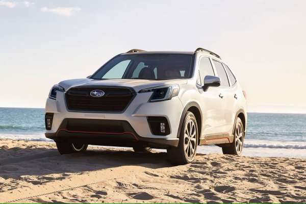 Subaru наскоро актуализира Forester и докато някои критикуват предницата, че напомня твърде много на Ford Explorer, това все още е фантастичен кросоувър, удобен и просторен. Като се има предвид колко открита се чувства кабината му, може да се изненадате, че зае първо място в класацията на Consumer Reports сред малките SUV.
