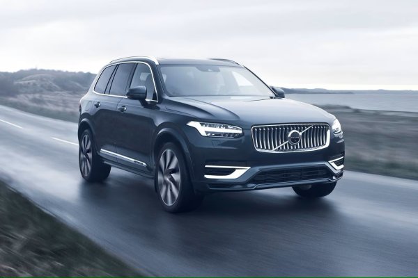 Volvo XC90 е старо и наистина няма начин да забравите това. Ако искате най-новите функции и най-луксозното возене, ще си потърсите друга кола. Въпреки това, ако сте нисък шофьор на лов за луксозен SUV с три реда седалки, този модел може да ви направи щастлив. Освен това има прекрасен салон. Така си е.