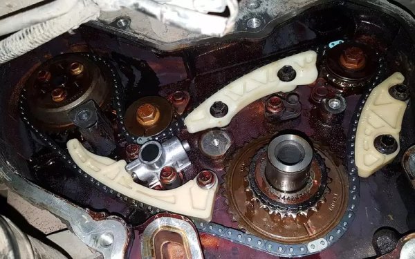 По правило този елемент рядко изкарва повече от 50 000-60 000 километра. Това обикновено се случва при автомобили, които често се карат сериозно натоварени или чиито водачи обичат активен стил на шофиране. И в двата случая двигателят се върти динамично, задвижването изпитва по-големи натоварвания и по-бързо се поврежда.

Ако забавите смяната на повреден обтегач, веригата може да повреди предния капак на двигателя. И разходите за ремонт ще се увеличат значително. Има смисъл да смените обтегачите и амортисьорите на верижните задвижвания на балансиращите валове. Освен това са ненадеждни и се развалят при малък пробег.