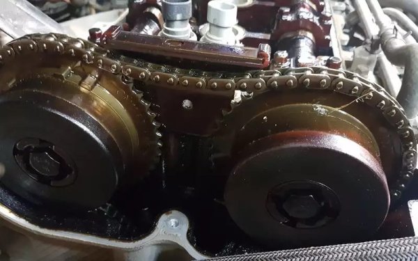 Обикновено от строя излизат електромагнитните клапани на фазови превключватели на разпределителни валове. В същото време на арматурното табло светва &bdquo;Check Engine&ldquo; и двигателят започва забележимо да губи мощност. Смяната на клапана е лесна и евтина. Частта не е дефицитна, така че не би трябвало да има проблем с нейното намиране.