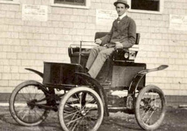 Първата глоба за превишена скорост с автомобил е връчена на водач на име Оултър Арнолд в Ийст Пекъм, Андлия. Той се е движел със скорост 8 мили в час (почти 13 км/ч) в зона, в която допустимата скорост била 2 мили или 3,2 км/ч. Той бил догонен от полицай на велосипед който го глобил 1 шилинг или четвърт британска лира.