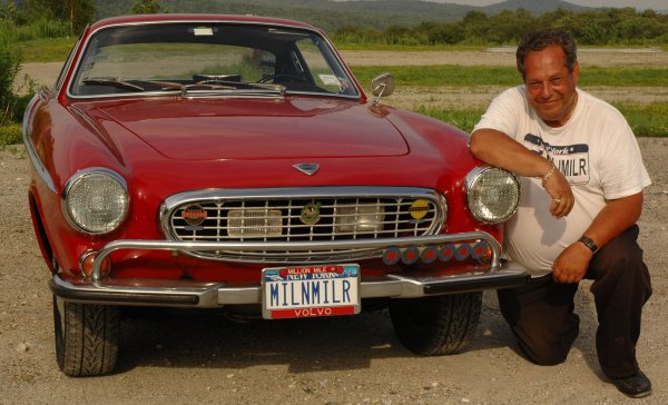 Може би се сещате за Ървин Гордън и неговото Volvo 1800S от 1966 година. В случай, че това не ви говори нищо, те държат рекорда за най-голям пробег с автомобил - 3 милиона мили или 4 828 032 километра. 

Гордън навъртал по около 100 хиляди мили годишно, пътувайки по автомобилни изложения в САЩ и Канада. В интервю, рекордьорът заявил, че сменял маслото на всеки 3000 мили и флуидите на трансмисията на всеки 25 000. Ако това не ви мотивира да поддържате колата си идеално, не знаем какво друго би могло...