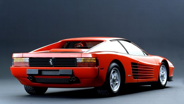 По време на дългата си кариера, която продължава от 1984 до 1996 година, Ferrari Testarossa претърпва две яки актуализации. Първият е от 1992 -а и носи ново име - 512 TR , както и очевидни естетически нововъведения. Предницата е силно вдъхновена от F355 до 18-цолови джанти. 

Мощността на V12 нараства достига 428 к.с. Това позволява времето за ускорение 0-100 да бъде намалено с една секунда, което по този начин пада до 4,8. Максималната скорост достига 314 километра в час.

През култовата за родния футбол 1994 година идва версията 512 M. Тя допълнително вдига летвата за производителност , достигайки до 440 к.с. и въртящ момент от 500 Nm. Други са радикални: компанията казва сбогом на прибиращите се фарове отпред, заменени от модули, вградени в заоблен преден капак. Докато тези отзад правят своя дебют. 