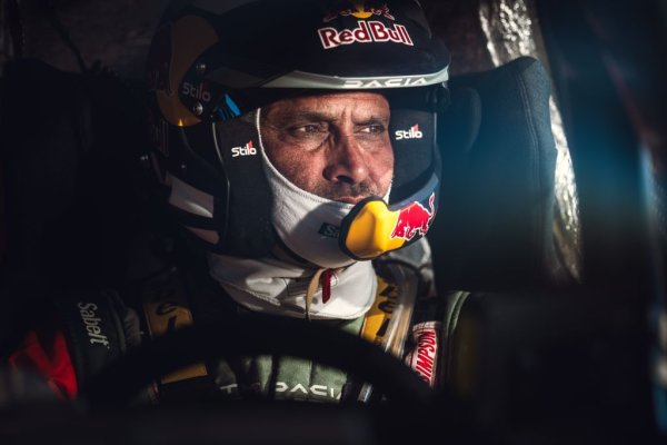 55-годишният катарски ас започна уверено, водеше през по-голямата част от състезанието и добави две етапни победи, за да изравни абсолютния рекорд на Петерханзел и Ватанен. Ключът бе в 12-ия, предпоследен етап, когато всички очакваха Насър предпазливо да брани осемминутната си преднина. Вместо това той атакува, спечели етапа и на практика отказа преследвачите си. 
Междувременно продължава да се подготвя за седмото си участие на летни олимпийски игри - да напомним, че е бронзов медалист по стрелба от Лондон. 
