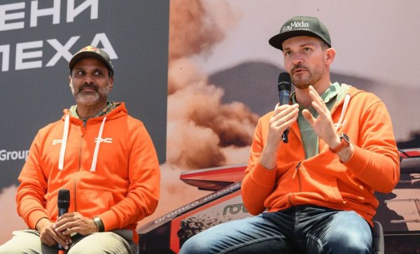 Не всички зрители на "Дакар" осъзнават колко важна е ролята на навигатора сред пясъците. Новият белгийски партньор на Ал-Атия (двамата с Льоб си размениха навигаторите в края на миналия сезон) се справи почти без грешка. Люркен е първият белгийски навигатор, спечелил "кралския клас" на "Дакар". Макар че, разбира се, сънародникът му Джаки Икс е печелил състезанието като пилот. 
