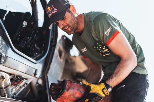 Прекрасен символ на труда и саможертвите, които често се изискват от съотборниците на фаворитите. Пабло Морено, навигаторът на Кристина Гутиерес (Dacia Sandriders) прекара безсънна нощ по време на втория маратонски етап, за да демонтира компоненти от собствената им кола и да поправи с тях счупения автомобил на Себастиян Льоб. Трудът на испанеца върна Льоб в битката за челните места, и донесе на Морено специалния приз за спортсменство на организаторите. 
