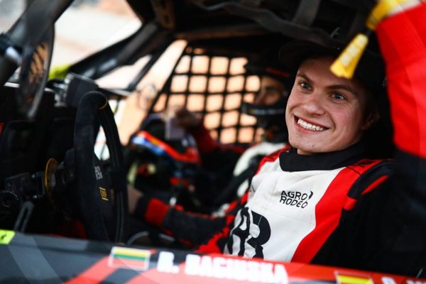 За завръщането си в клас Stock, Land Rover нае някои от най-гръмките имена, начело с американската звезда Сара Прайс и самия Стефан Петерханзел. Но всички те бяха засенчени от 26-годишния литовец, и то по удивителен начин, с почти 4 часа аванс пред Прайс. Петерханзел завърши трети - също забележително постижение за 60-годишен мъж.
